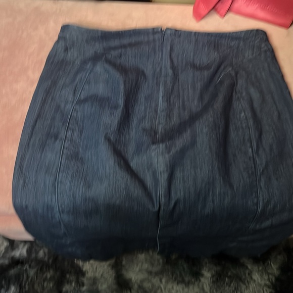 White House|Black Market size 8 women’s denim skirt with zipper in back. - Picture 3 of 4